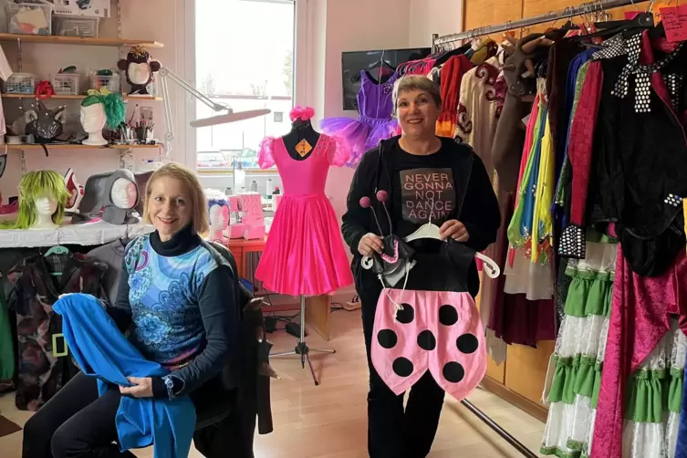 Hat noch 2000 Verkleidungen im Fundus: Claudia Dauth (rechts) mit ihrer Schwester Rita Helfrich, die viele der Kostüme genäht ha