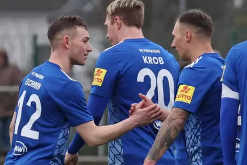 Hier gratuliert Luca Eichhorn (links) FKP-Neuzugang Tobias Jänicke zum Treffer in Saarbrücken beim FC Rastpfuhl. In der Mitte St
