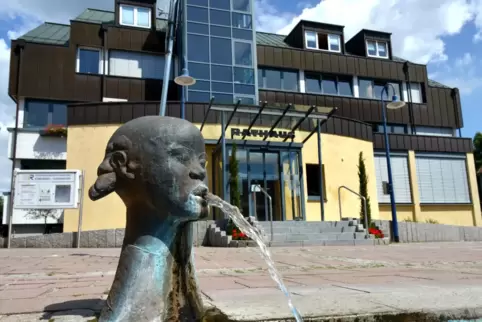 Rathaus in Dudenhofen: Hinter den Kulissen musste in den vergangenen Tagen in Sachen wiederkehrende Beiträge viel geklärt und ab
