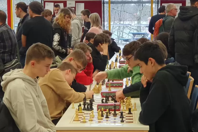 Dicht gedrängt sind die 472 Teilnehmer bei den Schulschach-Pfalzmeisterschaften. Vorne zieht mit den weißen Figuren Max Arndt vo
