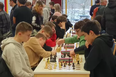 Dicht gedrängt sind die 472 Teilnehmer bei den Schulschach-Pfalzmeisterschaften. Vorne zieht mit den weißen Figuren Max Arndt vo