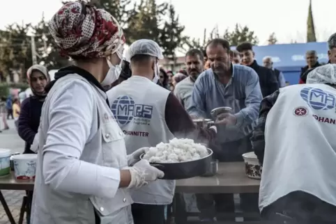 Warme Mahlzeiten für die Opfer des Bebens: eine Suppenküche der Johanniter in der türkischen Provinz Hatay.
