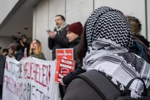 Rund 90 Studentinnen und Studenten demonstrierten auch am Donnerstag wieder an der FU Berlin für ein „freies Palästina“.