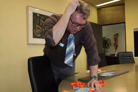 Grübel, grübel und studier: Bei dem schwierigen Puzzle tritt selbst dem Landrat der Schweiß auf die Stirn.
