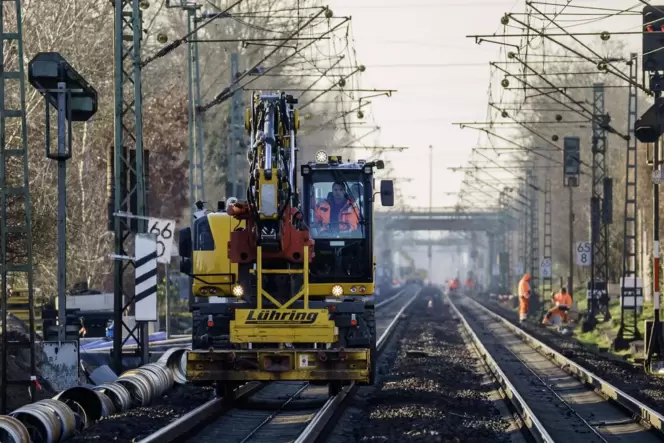 Die von jahrzehntelanger Überlastung strapazierte Riedbahn wird ab Mitte Juli fünf Monate lang für eine Generalsanierung gesperr Die von jahrzehntelanger Überlastung strapazierte Riedbahn wird ab Mitte Juli fünf Monate lang für eine Generalsanierung gesperr