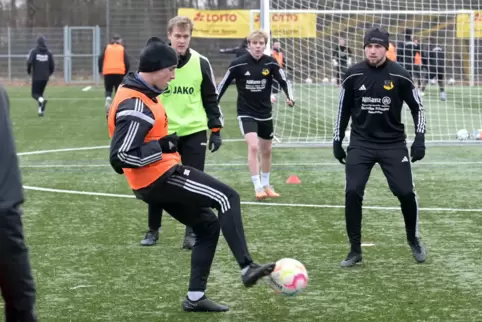 Elfer rausgeholt: Julian Scharfenberger (am Ball).