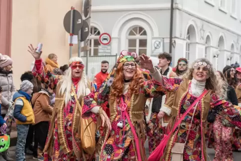 Bunt und ausgelassen tanzen Närrinnen und Narren durch die Straßen. 