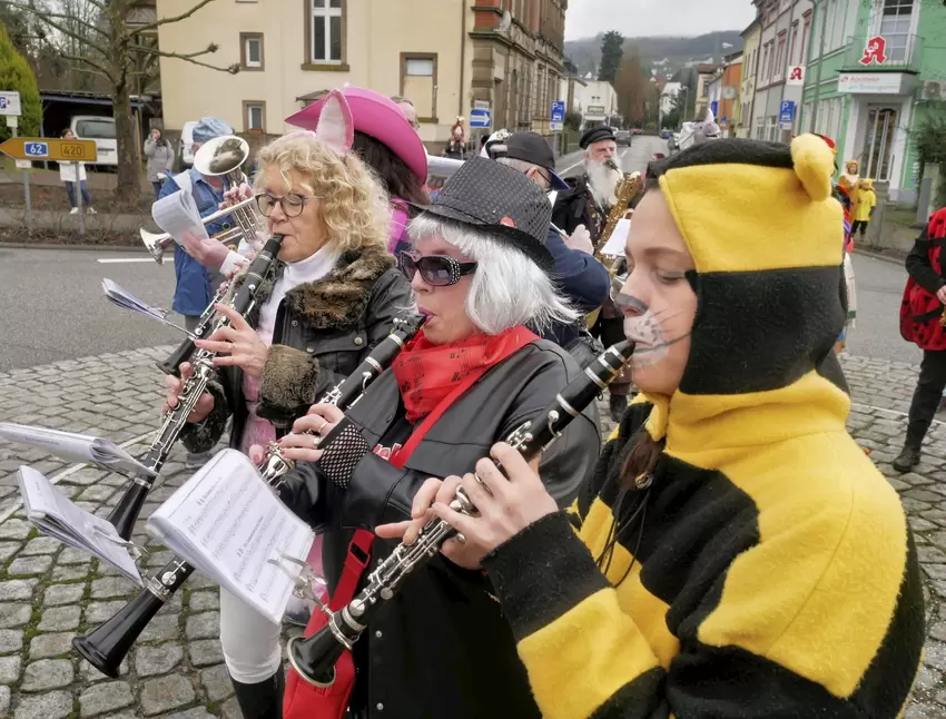 Musiker – nicht nur aus Kusel, sondern aus Erdesbach, Ulmet, Etschberg und weiteren Dörfern – begleiteten die Fußgruppe.