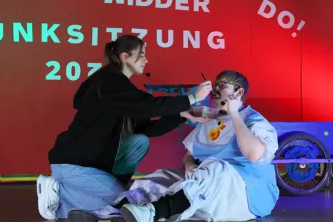 Petra (Emily Dyla) füttert ihren Bruder Klaus (Phillip Müller). 