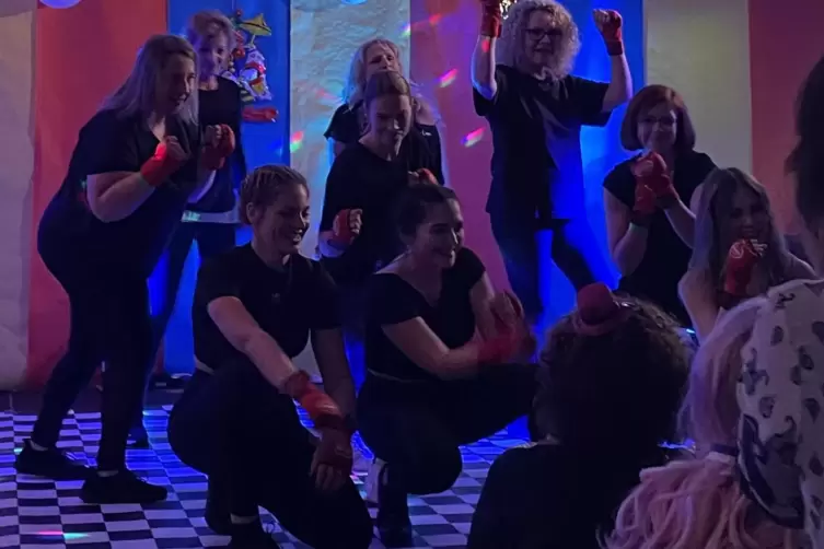 Frenetisch gefeiert: die Frauengymnastikgruppe des TSV mit ihrem Hip-Hop-Tanz. 