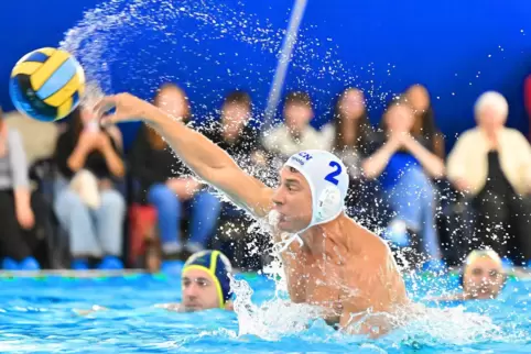 Erstes Saisonspiel: Der 50-jährige Stefan Ehrenklau steigt wieder für den SC Neustadt ins Wasser. 