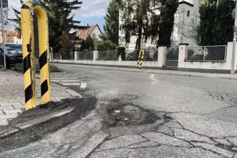Die Schäden an einer Kreuzung in Bobenheim-West aufgrund des Lkw-Verkehrs sind deutlich sichtbar. 