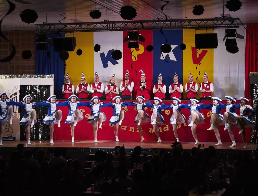 Die Blau-Weiße Garde mit 13 Tänzerinnen. Als Zugabe sangen sie frei nach den Flippers: »Wir sagen Dankeschön – Unser KPKV«.