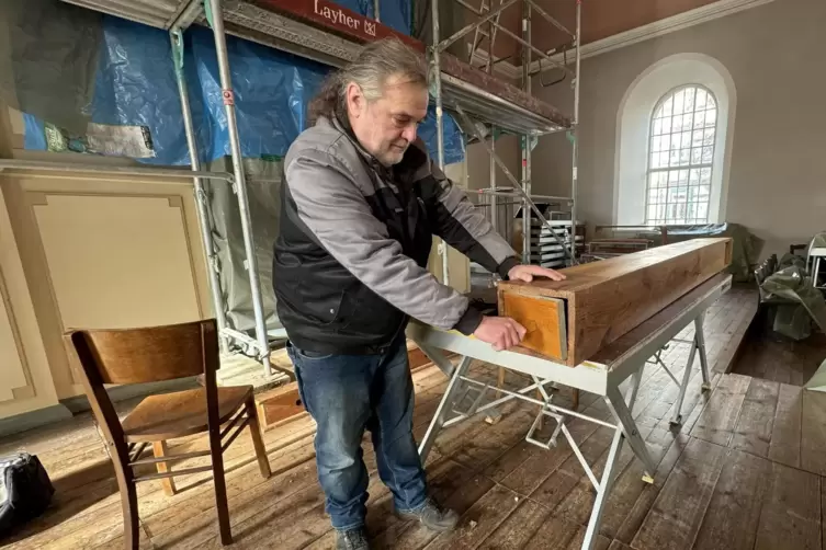 Orgelbauer Ulrich Matzenbacher repariert die Orgelpfeifen. Insgesamt sind 1816 in dem Instrument verbaut – von winzigen vier Mil