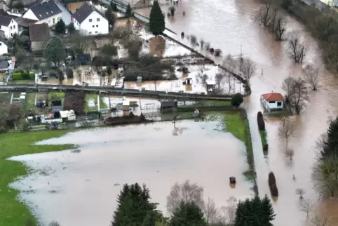 Halb so wild wie es aussieht: Wassermassen bei Odenbach im Januar. 