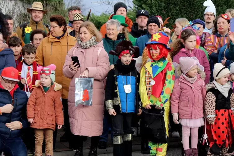 Die Zuschauer warten auf die bunt kost&uuml;mierten Gruppen und Motivwagen. 