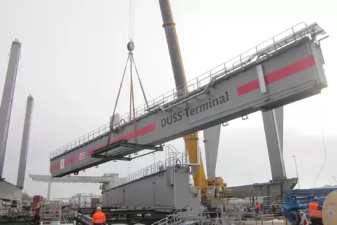 Eine 380 Tonnen schwere neue Krananlage entsteht im Umschlagbahnhof Mannheim. 