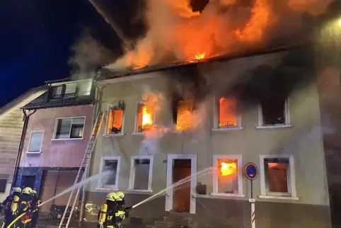 Die Flammen haben vor drei Wochen nicht nur ein Haus zerstört, das nun einsturzgefährdet ist – auch Nachbarn können in ihrem Hau