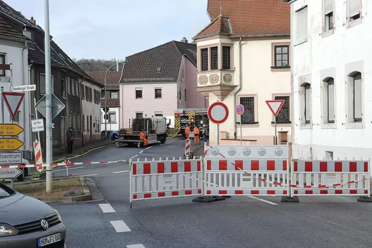 Die Lautzkircher Durchgangsstra&szlig;e, die Pirminiusstra&szlig;e, ist halbseitig gesperrt. Jeden Morgen m&uuml;ssen Autofahrer vor der Ampel im