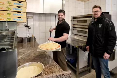 In der Küche der ASV-Vereinsgaststätte: Wirt Araz Albarzinji (links) und Vereinsvorsitzender Alex Krieger. 