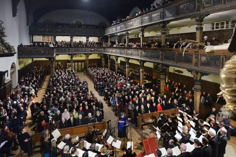 Vor wie immer „vollem Haus“ in der Dreifaltigkeitskirche: das Konzert 2014 mit dem Speyerer Motettenchor.