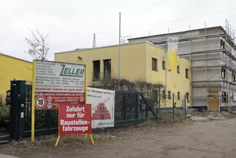  Direkt hinter dem Verwaltungsgebäude (gelb) schließt sich der Neubau an: Dort ist auf weiteren 700 Quadratmetern Platz für Büro