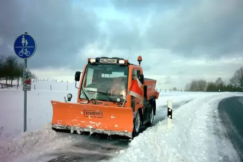 Farradwege werden nicht immer geräumt, das Bild zeigt ein Fahrzeug des LBM Kaiserslautern auf einem Radweg. 