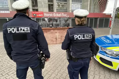Polizisten ermitteln, weil mutmaßliche FCK-Fans Anhänger des SC Paderborn verprügelt haben. 