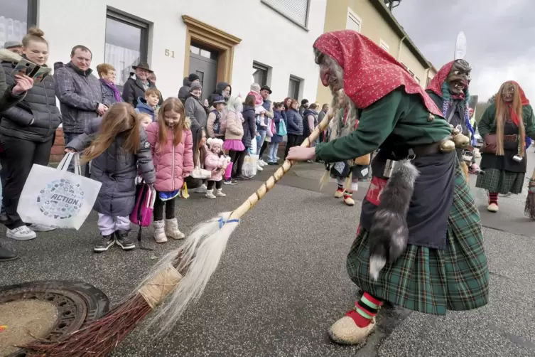 Besenreine Umzugsroute: daf&uuml;r sorgten die &bdquo;Rishofferschlosshexe Reichshofen&ldquo;. 