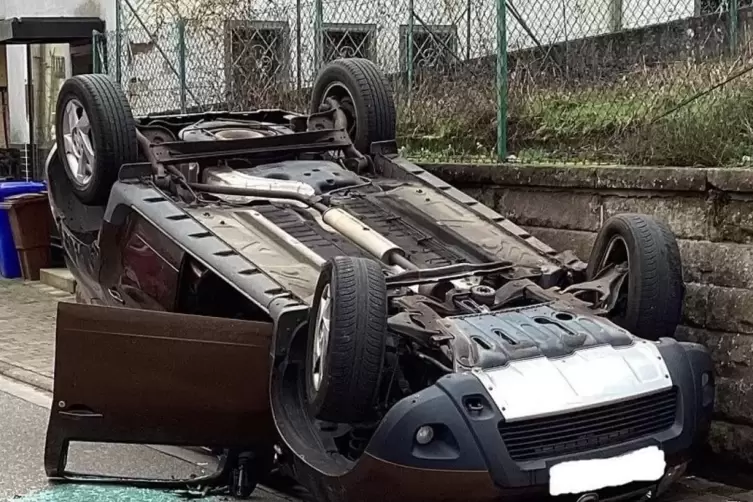 Nach dem zweiten Zusammenstoß in der Landauer Straße landete der Dacia auf dem Dach. 