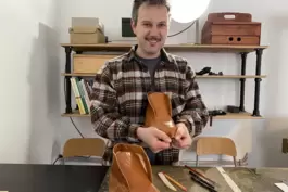 Konrad Kolkwitz in seiner Werkstatt. Rund 1400 Euro kosten ein paar maßgefertigte Schuhe; etwa eine Woche braucht er für ein Paa