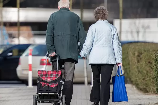 Senioren gehen oft und gerne zu Fuß zum Einkauf.