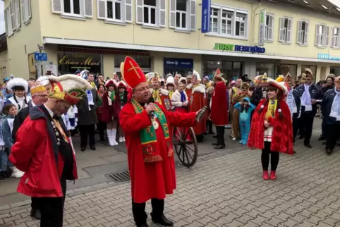 Die Karnevalisten traten angeführt von „Bierschoff“ Uwe Geißendörfer zum Sturm auf die Brauerei an.