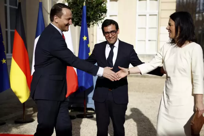 Der französische Außenminister Stéphane Séjourné (Mitte) empfängt bei Paris seinen polnischen Amtskollegen Radoslaw Sikorski und