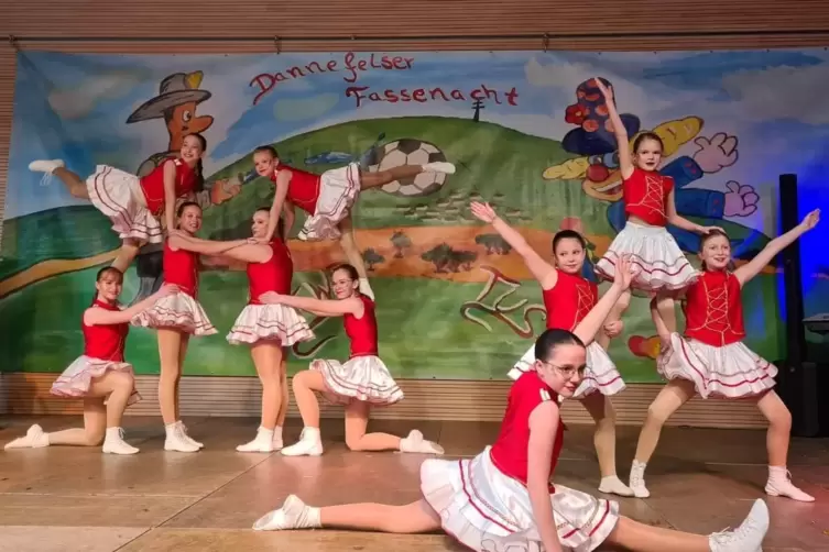 Die jungen Tänzerinnen zeigten akrobatische Figuren. 