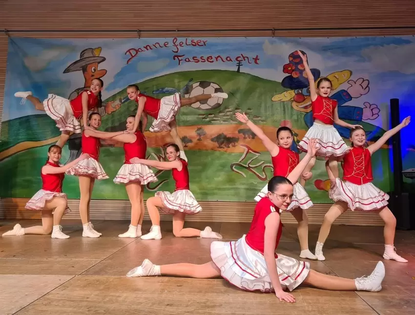 Die jungen Tänzerinnen zeigten akrobatische Figuren.