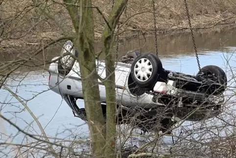 War hat mitbekommen, warum dieser Opel in der Isenach gelandet ist?