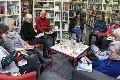 Das Buch „Der nasse Fisch“ steht auf dem Programm der Gruppe, die sich einmal im Monat in der Bobenheim-Roxheimer Gemeindebücher