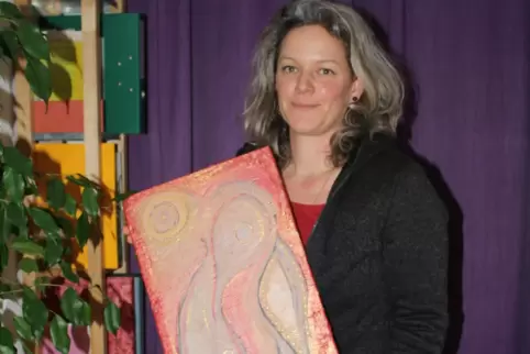Simone Johanna Rosenkranz mit einem ihrer Werke: Ihr Gemälde ist zum Teil aus Schminkresten und Acrylfarben entstanden. 