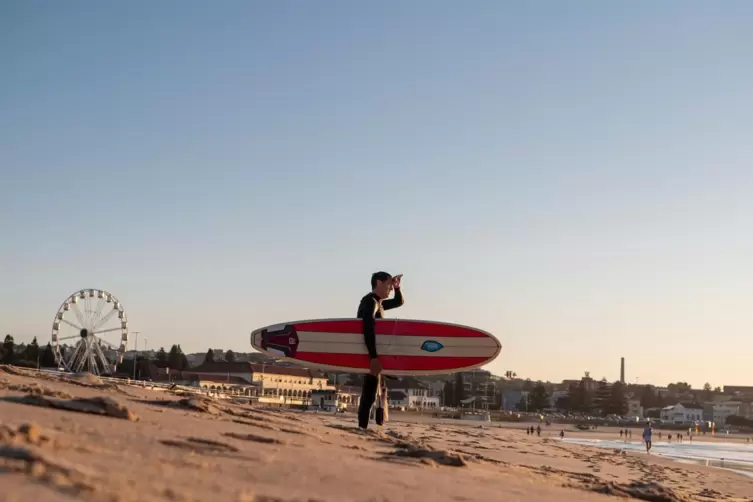 Beliebte Feierabendbeschäftigung in Sydney: Surfen am Bondi Beach, einem der berühmtesten Strände Australiens.