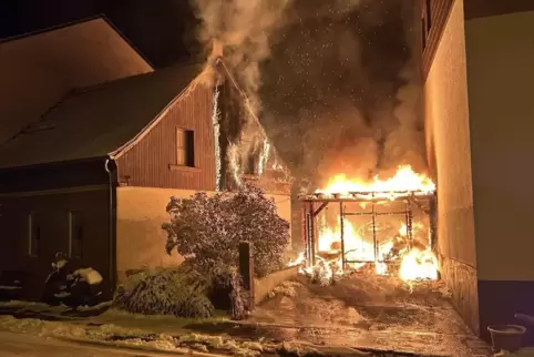 Wieso der Holzschuppen in Heinzenhausen mitten in der Nacht brannte, ist noch ungeklärt. 