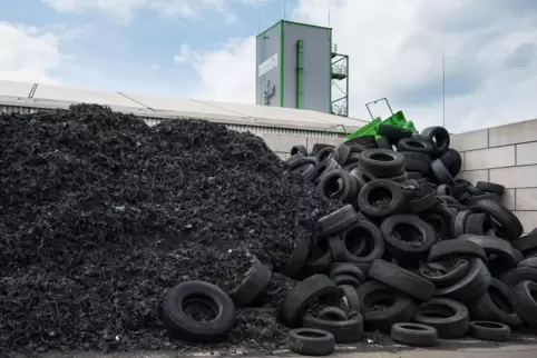 Die Pyrum Innovations AG, wie die Firma mit vollem Namen heißt, wollte in Homburg jedes Jahr 20.000 Tonnen Altreifen recyceln. R