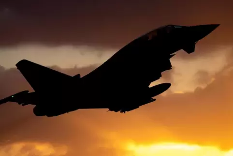 Ein Eurofighter einer Luftwaffen-Alarmrotte – in diesem Fall gehört das Flugzeug zum Taktischen Luftwaffengeschwader 71 „Richtho