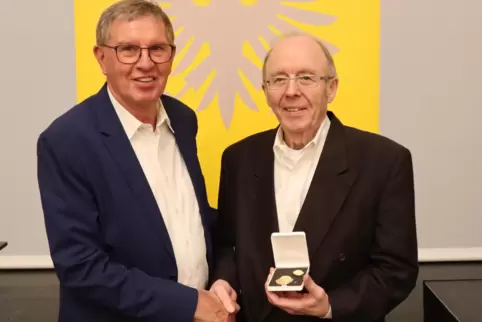 Höchste Auszeichnung: ADAC-Pfalz-Vorsitzender Rudi Zeiter überreicht Werner Mayer (rechts) die Medaille.