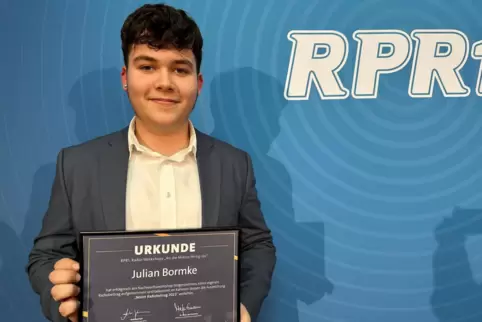 Der Gewinner aus Königsbach: Julian Bormke mit seiner Urkunde 