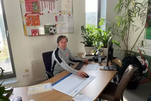 Uwe Scherr, der Leiter des FCK-Nachwuchsleistungszentrums in seinem Büro auf dem Fröhnerhof, in dem er, wie er erzählt, auch zie