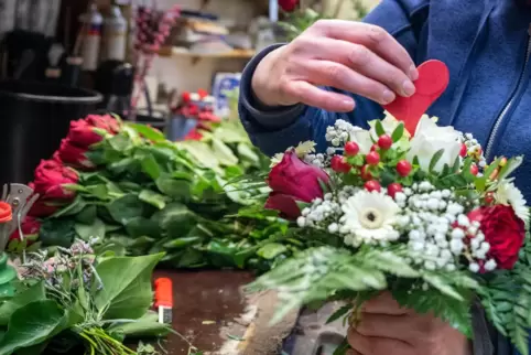 In Vorbereitung auf den Valentinstag bereiten viele Blumengeschäfte bereits eine Auswahl an Sträußen vor. 