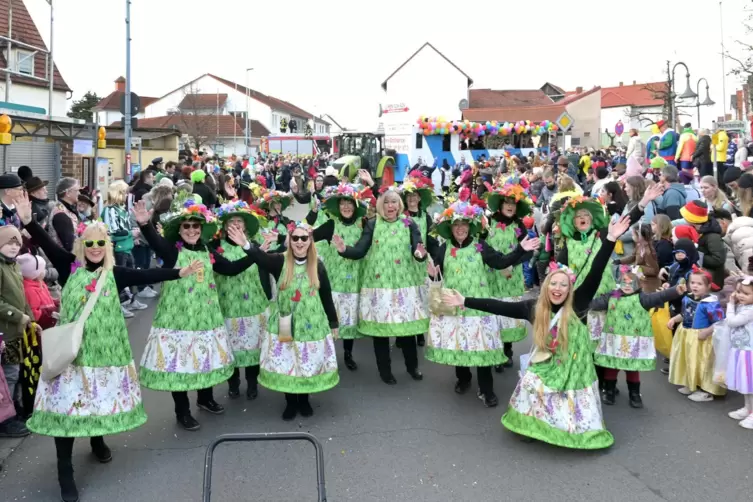 Als Blumenwiese verkleidet: die Turnerfrauen der TG Waldsee. 