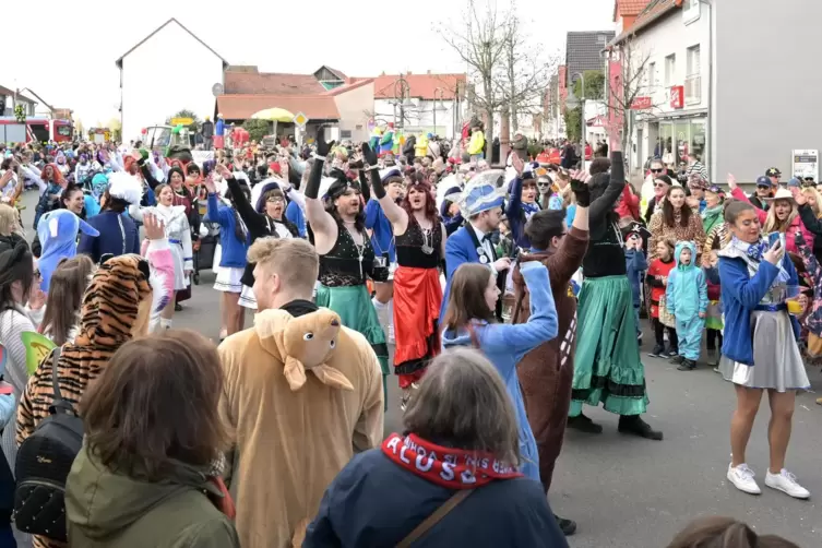 G&auml;ste aus Otterstadt: eine Fu&szlig;gruppe des Karnevalclubs aus dem Nachbardorf. 