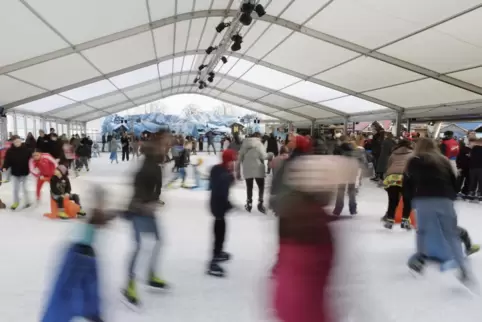 Besucher Eisbahn Kaiserslautern Messeplatz